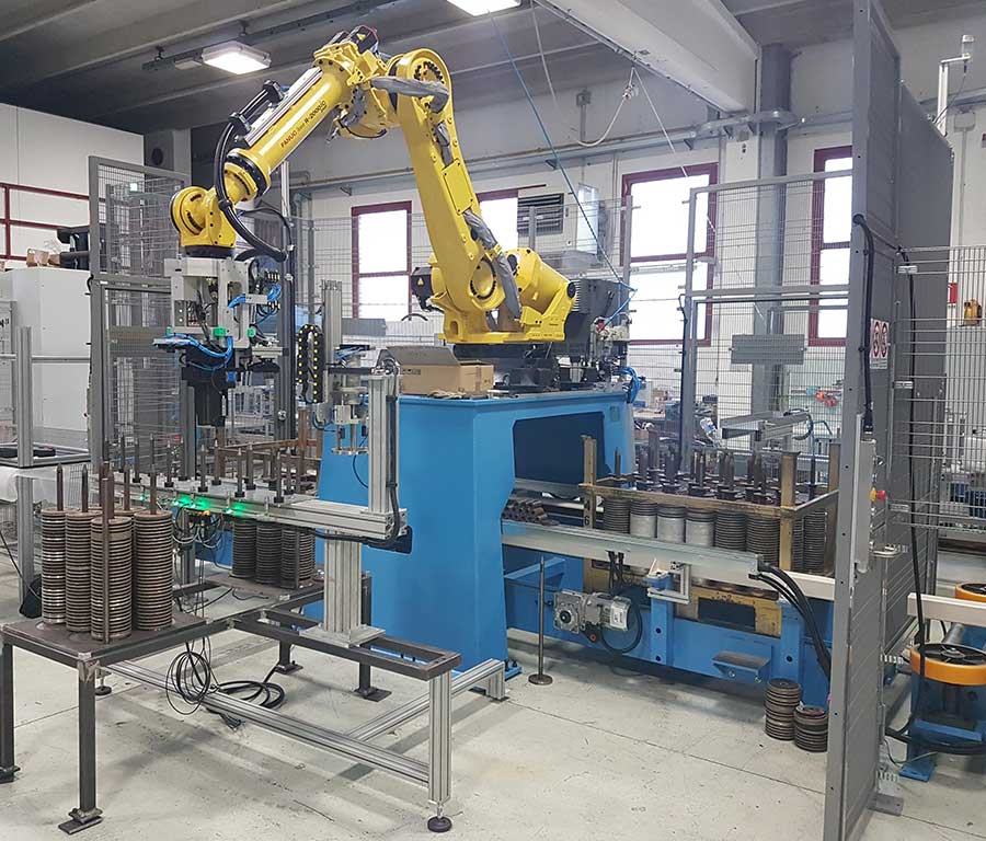 attrezzature asservimento macchine e automatismi di produzione - automatismi di produzione - Robot scarico pile pressa